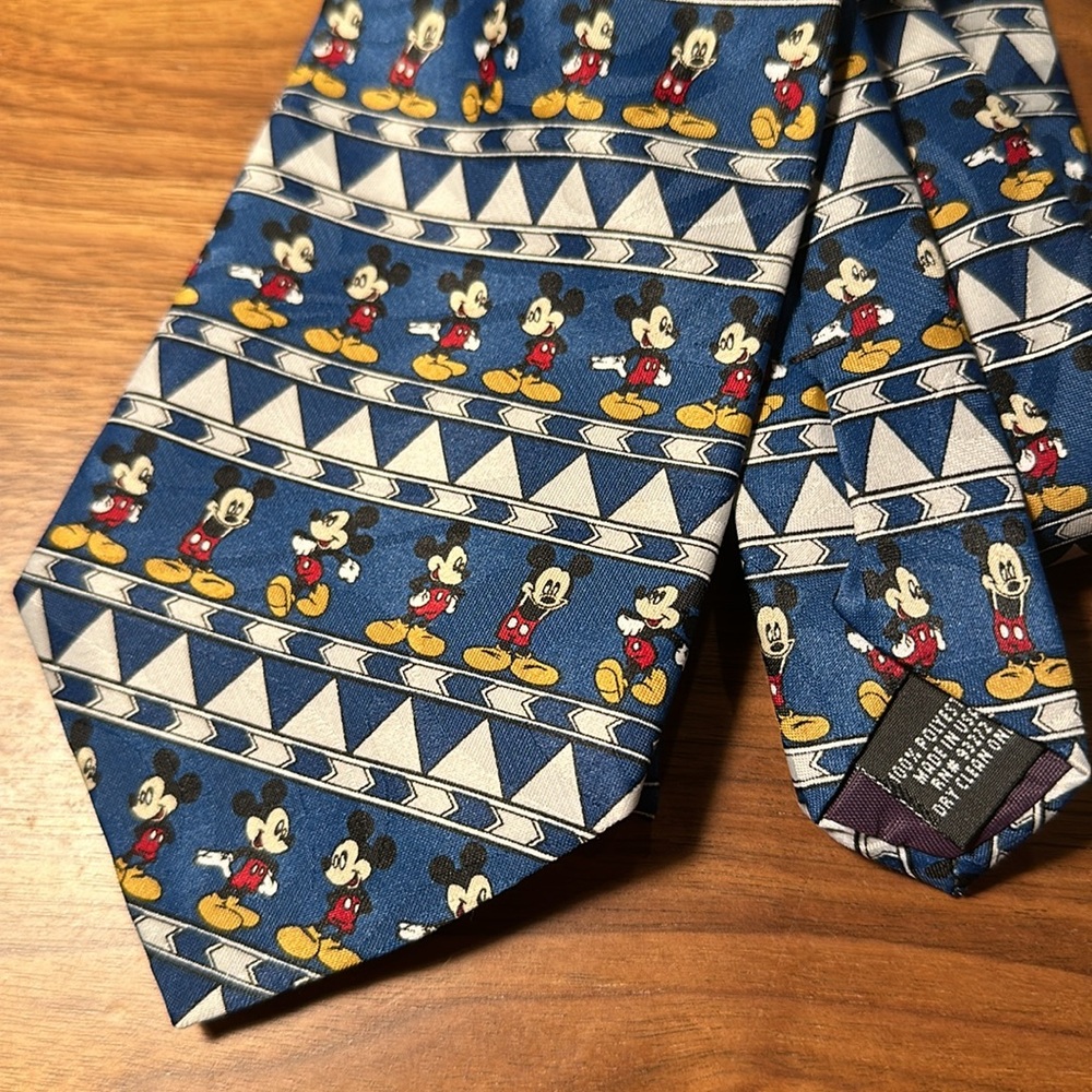 Disney Mickey Mouse vintage tie 🐭 🏰 👔 Fun summer tie!